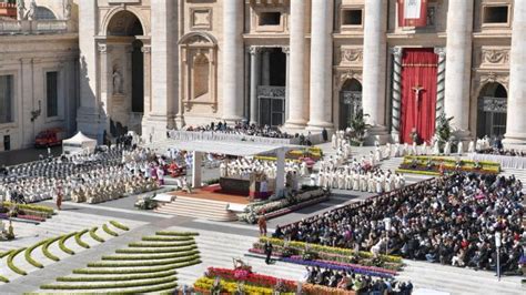 Pope Francis presides over Easter Sunday Mass - Vatican News