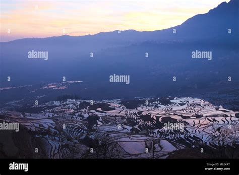 Sunrise in Yuanyang rice terraces (Yunnan, China Stock Photo - Alamy