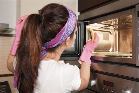 How To Clean Your Microwave With Vinegar