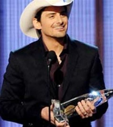 Brad Paisley Proves He’s a CMA Awards Show Timesaver