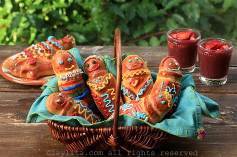 Guaguas de pan {Ecuadorian bread babies or figures}