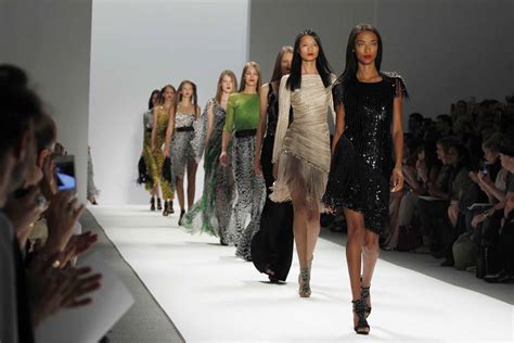 How do you organize a Runway Fashion Show? - La Riviere