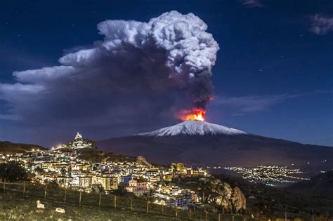 Etna: crater explodes, injuring ten people - italiani.it