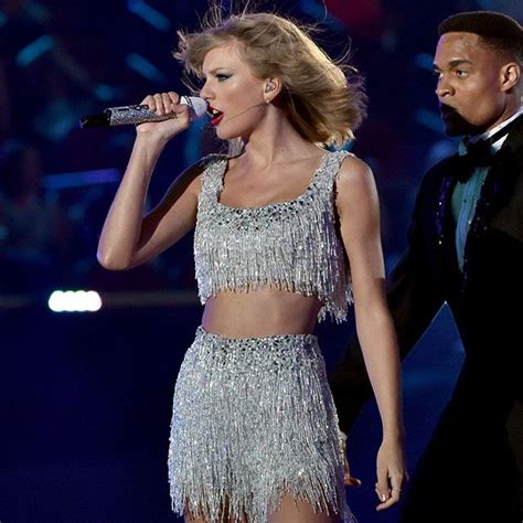 WATCH: Taylor Swift Performs 'Shake It Off' Live For First Time at VMAs | KISS 95.7 | Taylor ...