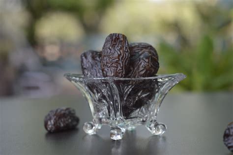 Buy Medjoul Natural Black Dates Online | New Ramesh Kirana