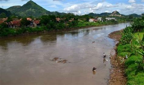 Mencari Rejeki Menyusuri Sungai Citarum - Jurnalposmedia