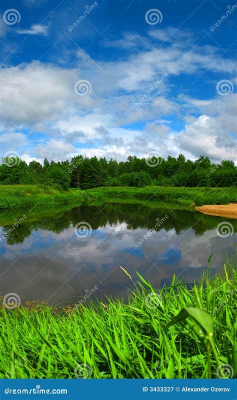 Het Landschap Van De Rivier Stock Afbeelding - Image of weide, gebied ...