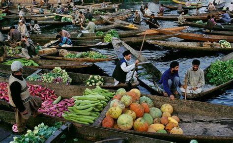 Floating Vegetable Market on Dal Lake in Srinagar | Kashmir Tourism