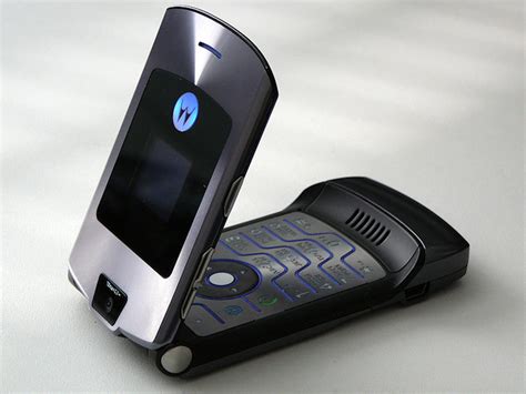 iconic motorola RAZR to make comeback as $1,500 folding smartphone