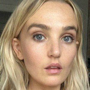 Chloe Fineman - Age, Family, Bio | Famous Birthdays