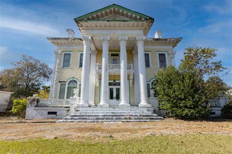 Tour the beautiful abandoned Rainer-Lewis House in Union Springs, Alabama | loveproperty.com