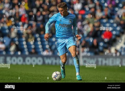 Viktor Gyokeres #17 of Coventry City runs forward with the ball Stock Photo - Alamy