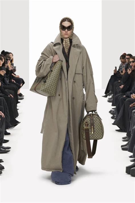 Balenciaga clona la moda (e Gucci): la sfilata primavera estate 2022 ...