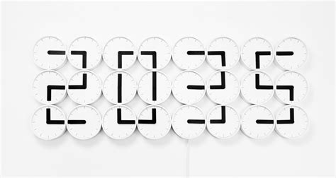 This Amazing Clock Uses 24 Perfectly Synchronized Small Clocks To Tell ...