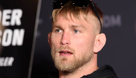 Alexander Gustafsson signs new UFC deal