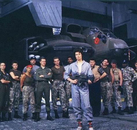 Awesome photo of the cast of Aliens (1986) : r/LV426