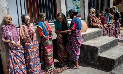 Ritual Ma'nene, Upacara Mayat Berjalan di Toraja Utara | INDEPHEDIA.com