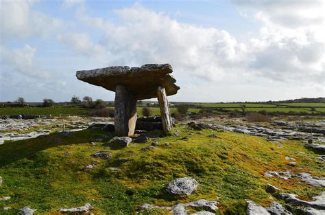 Poulnabrone Dolmen In Ireland 9301801 Stock Photo at Vecteezy