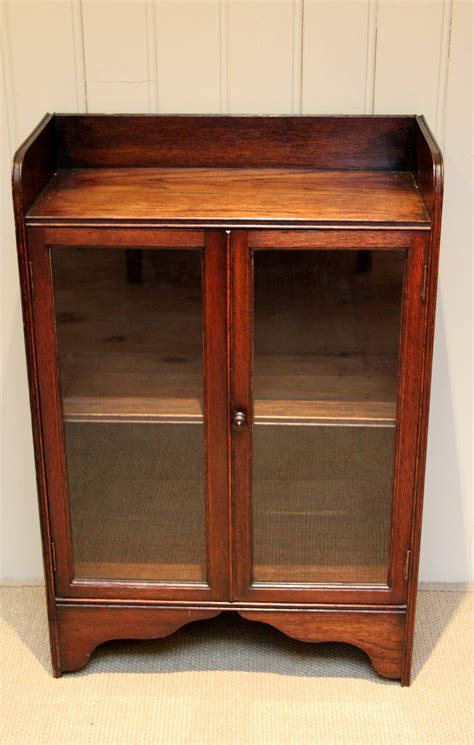 Small Oak Two Door Bookcase - Antiques Atlas