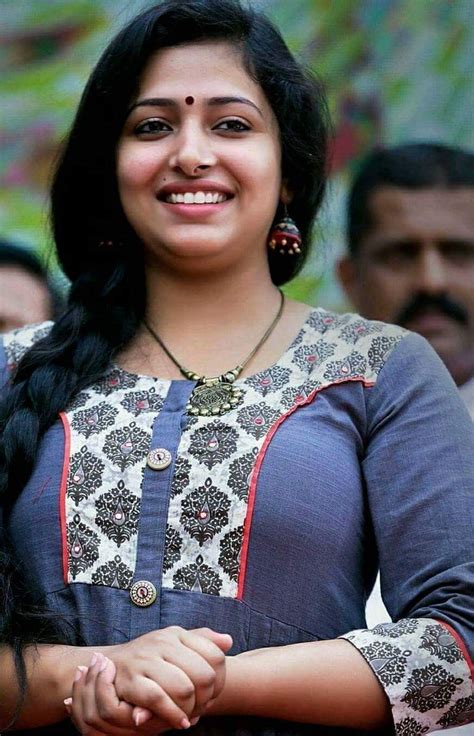 Sithara Actress Family Photos / Sithara Krishnakumar's Wiki, Age ...