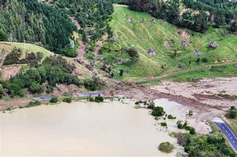 New Zealand cleans up after glancing blow by cyclone