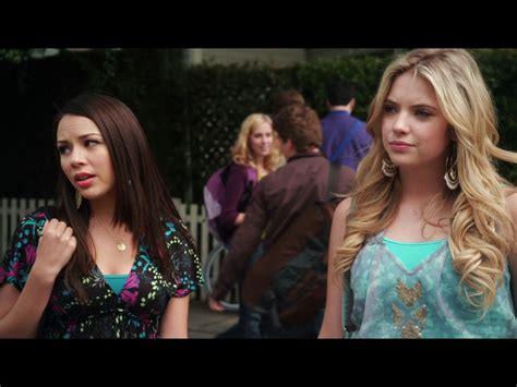 1x3 ( hanna and mona talking about hanna's bf at school) Pll Cast, Pretty Litle Liars, Hanna ...