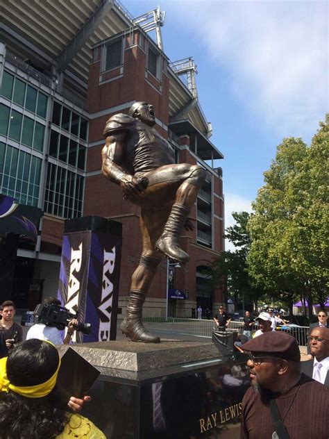 Images: Ray Lewis Statue unveiled