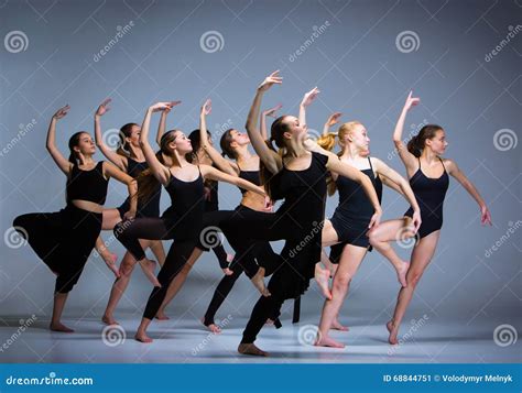 El Grupo De Bailarines De Ballet Moderno Imagen de archivo - Imagen de ...