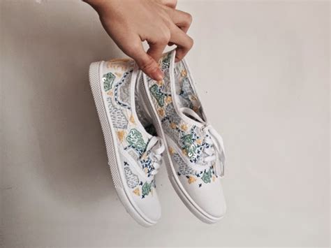 TEE HEE: Diy embroidered canvas shoes