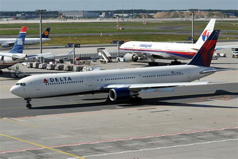 Delta Boeing 767-400 near San Juan on Jul 18th 2015, engine shut down ...