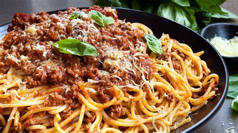 Spaghetti Bolognese: Easy & Delicious Pasta With Meat Sauce