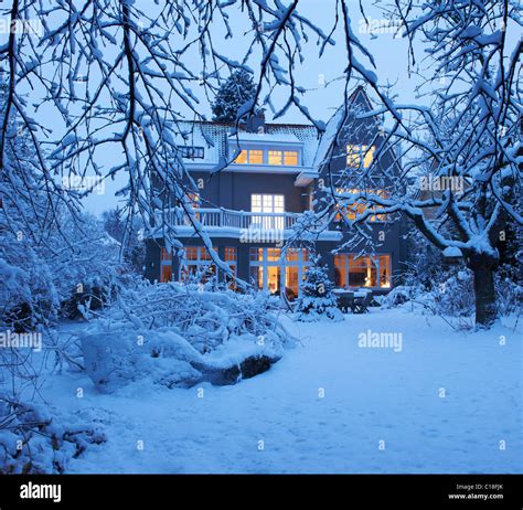 Snow villa winter hi-res stock photography and images - Alamy