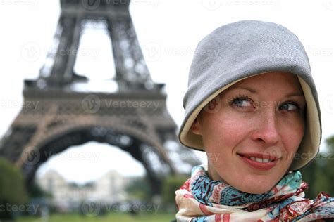 Looking at the Eiffel Tower. 940178 Stock Photo at Vecteezy