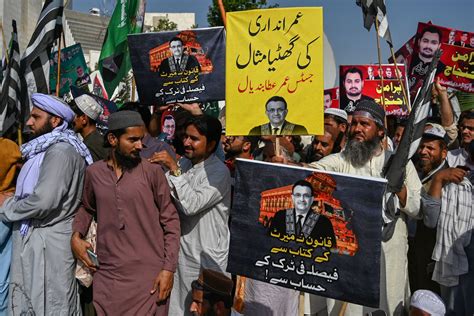 Govt supporters protest Khan's release as Pakistan unrest rages | Daily ...