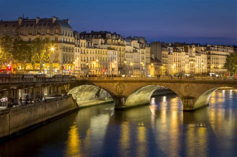 A Complete Guide to the Pont Neuf in Paris