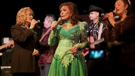 WATCH: The standout moment at Loretta Lynn’s 87th birthday bash | PBS News