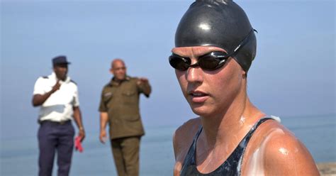 Australian begins swim from Cuba to Florida - CBS News