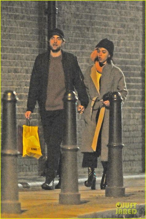 Robert Pattinson & FKA twigs Enjoy a Dinner Date Before NYE: Photo ...