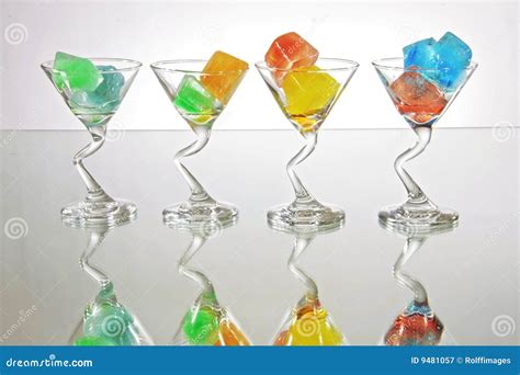 Ghiaccio colorato immagine stock. Immagine di alcool, bevanda - 9481057