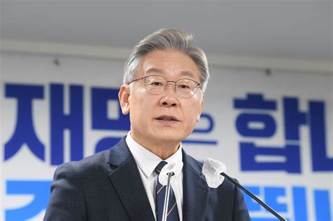 Lee Jae-myung criticized for defending murderer nephew