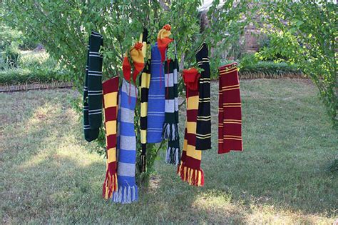 props - Do Harry Potter scarves in the movies have house emblems? - Movies & TV Stack Exchange