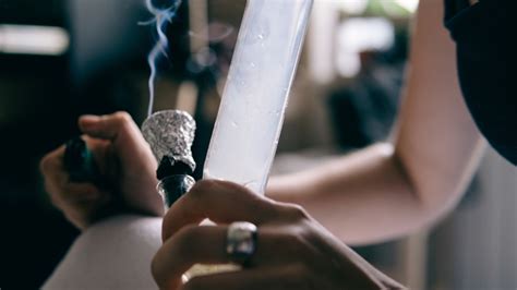 How to Take a Bong Hit like a Pro | Leafbuyer