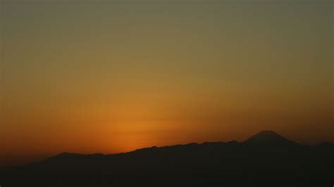 Download wallpaper 2560x1440 mountain, silhouette, outline, sunset, dusk widescreen 16:9 hd ...