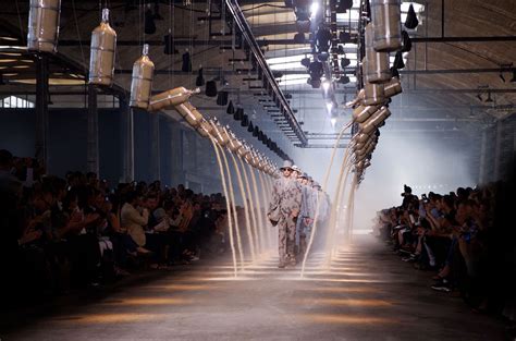 Kenzo - La Mode en Images | La Mode en Images | Fashion show runway stage, Catwalk design ...