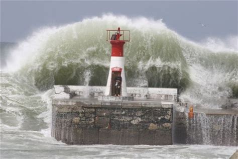 Monster Freak Wave kills 3 and injures 40 in Durban, South Africa ...