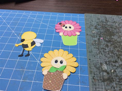 Paper Piecing, Bees, Enamel Pins, Piecings, Paper Scraps, Tissue Paper Crafts