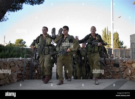 Israeli army paratroopers hi-res stock photography and images - Alamy