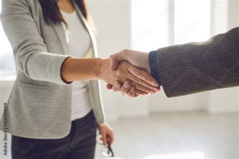 Handshake of businesspeople. Female and male hand makes a handshake in the office. Stock 写真 ...