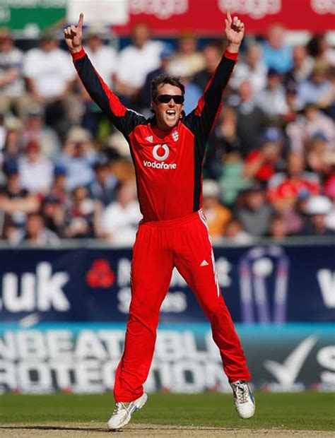 Graeme Swann celebrates his fifth wicket after bowling Brett Lee | ESPNcricinfo.com