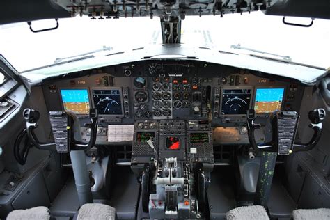 Boeing 737 200 Cockpit